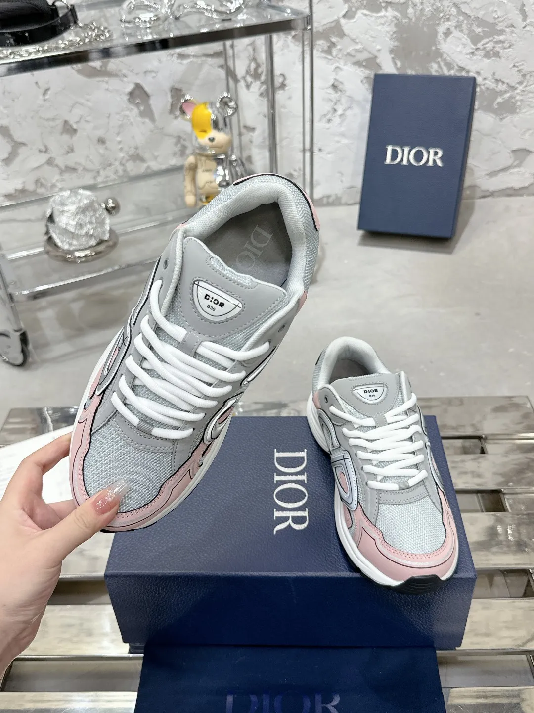 Men's men's shoes 💰600❤️❤️❤️High version Dior Dior's latest color matching B30 series reflective dad sneakers original 17380💰 purchased for development and production Brand new B30 sneakers Dad Shoes style shoes that follow the trend of the retro market The Dior logo on the tongue also indicates that this pair of shoes is the B30 model! B30 uses fine-textured leather and mesh cloth materials to form a shoe body. There are conspicuous letters CD on both sides of the shoe body to indicate identity. Many lines on the shoe body outline details to make the shoes look less monotonous and full of retro flavor. The delivery counter is exquisitely packaged🛍📦 ▪️Fabric: Original customized technical fabric + mesh ▪️Inner lining: Customized breathable lining ▪️Outsole: Original molded IP foam + TPU outsole ▪️Sole thickness: 3.5CM ▪️Size: Women’s size 35-40 / Men’s size 39-46